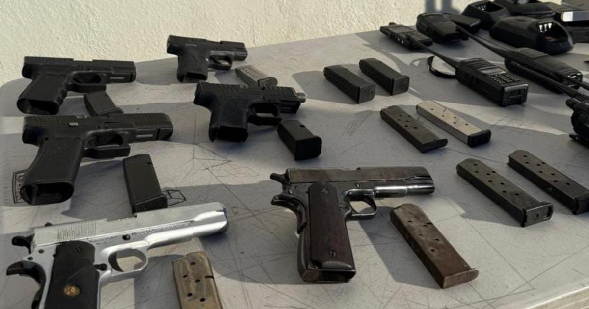 Imagen de pistolas y cargadores confiscados en penal de Aguaruto, Culiacán
