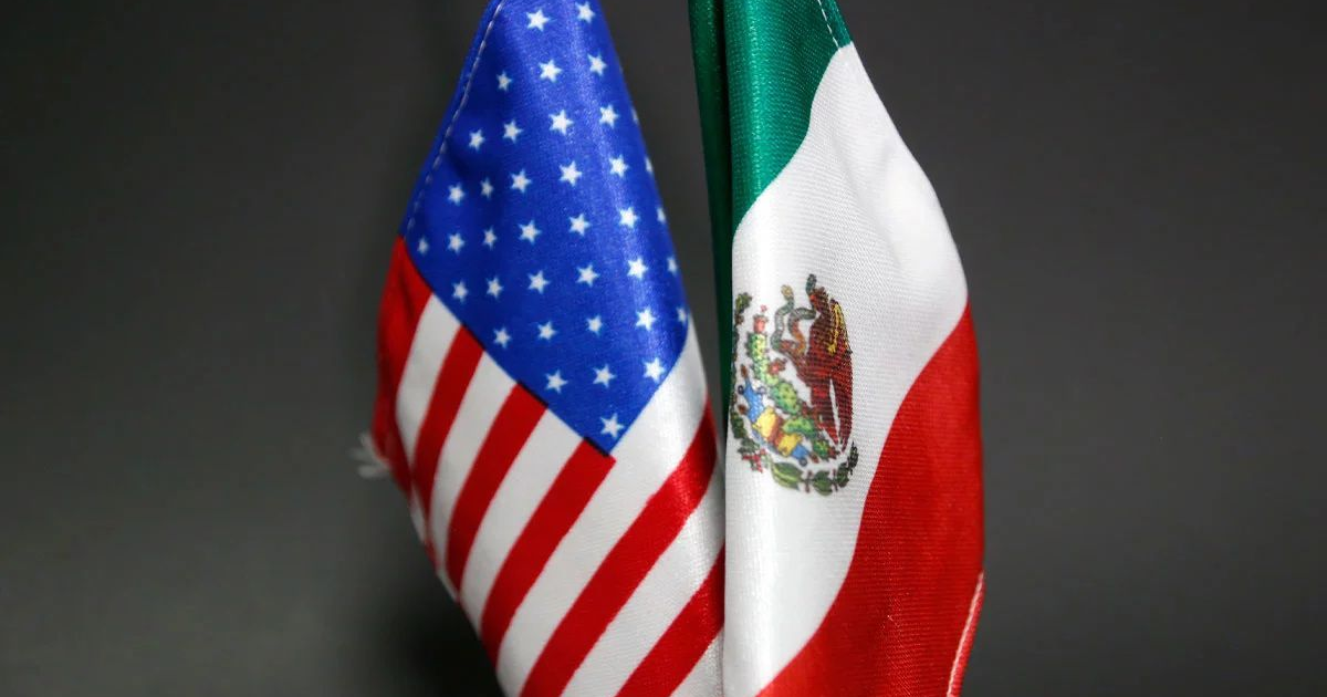 Banderas de Estados Unidos y México representando inversión en justicia laboral bajo el T-MEC.