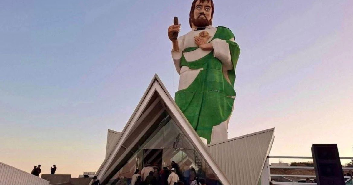 Estatua de San Judas Tadeo en Esperanza, Puebla detrás de estructura moderna