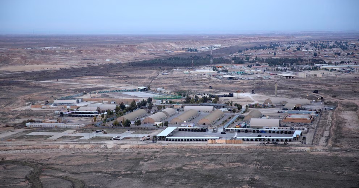 Vista aérea de la base aérea de Al-Udeid en el desierto de Qatar con estructuras ovaladas y caminos pavimentados