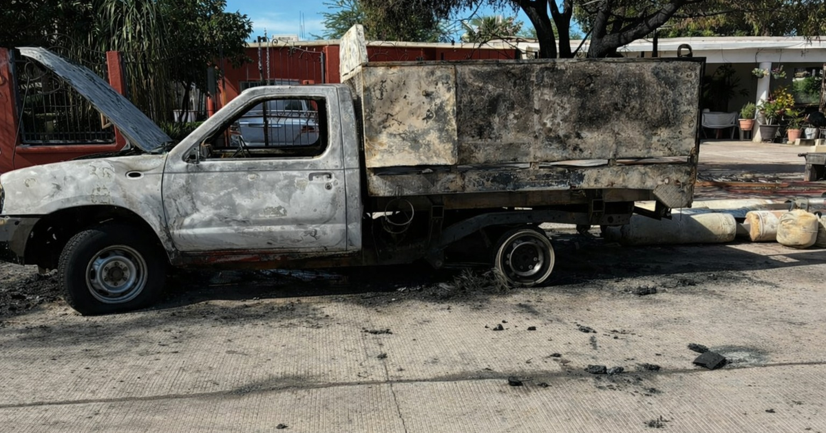 Camioneta con daños severos por incendio tras explosión de cilindros de gas en Ahome, Sinaloa.