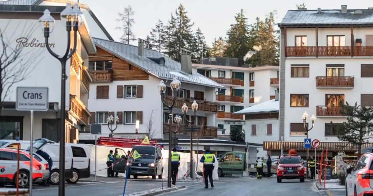 Vehículos de emergencia y personal de rescate en Crans-Montana, Suiza, tras una explosión en un bar durante celebraciones de Año Nuevo.
