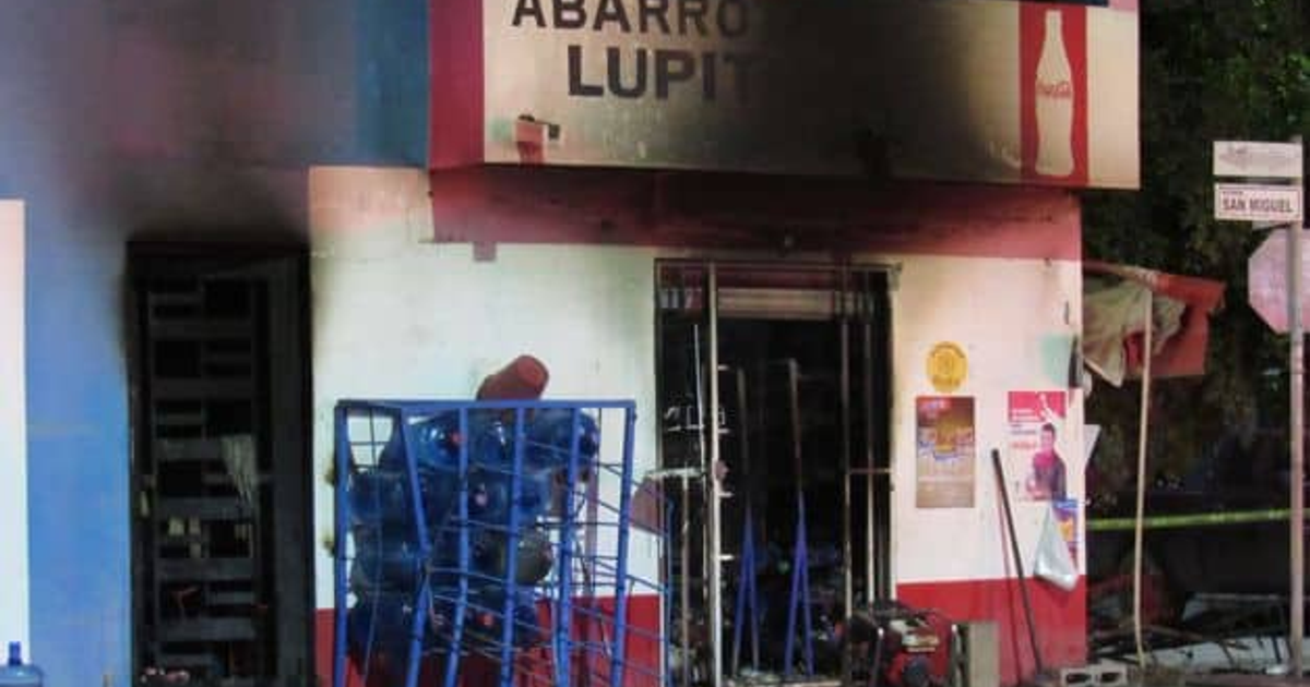 Fachada de Abarrotes Lupit mostrando daños por incendio en Mazatlán.