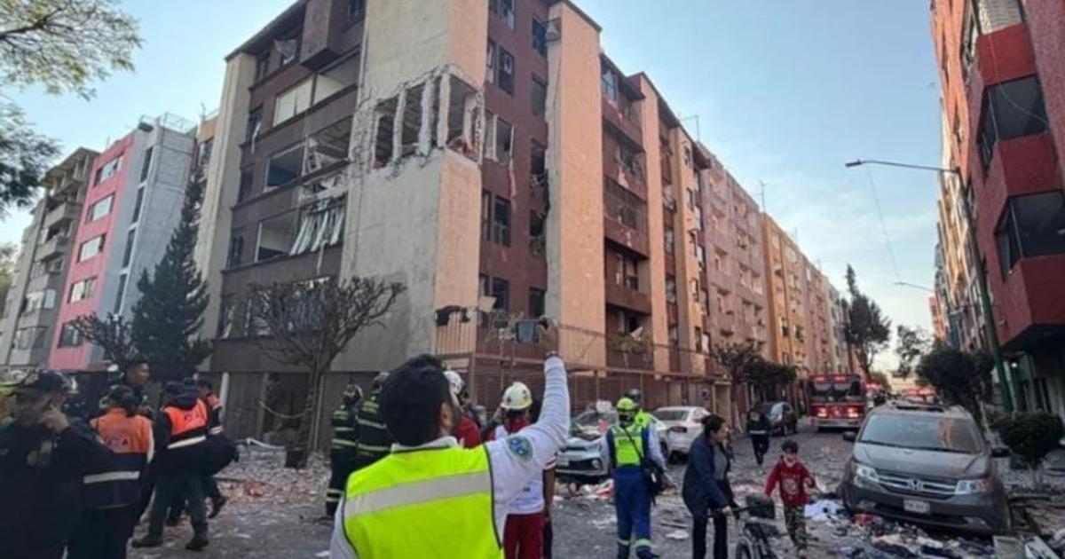 Edificio dañado tras explosión en Paseos de Taxqueña, Coyoacán, Ciudad de México, con escombros y rescatistas en la escena.