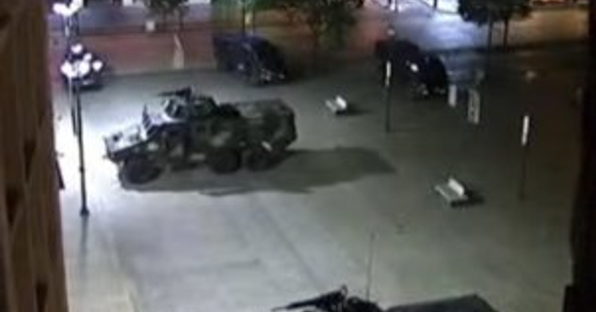 Vehículo militar estacionado en calle de Caracas tras explosiones cerca del Palacio de Miraflores.