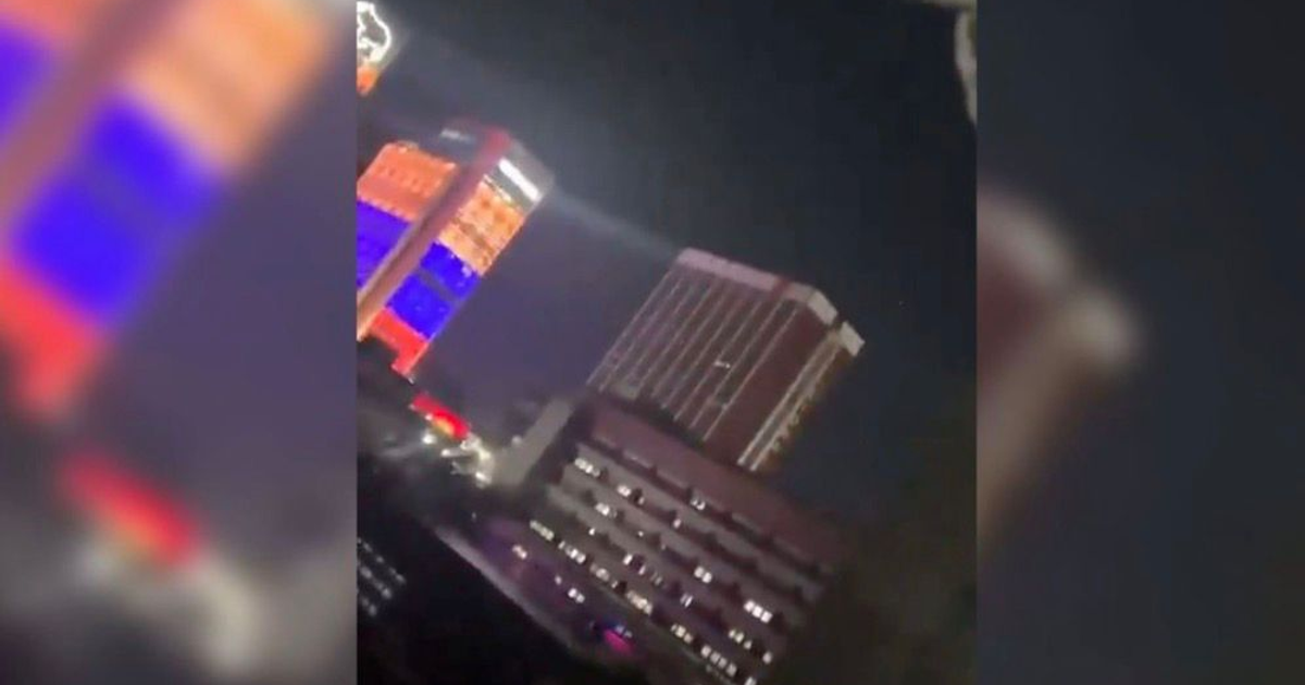Edificios en Caracas iluminados con luces naranjas y azules durante la noche