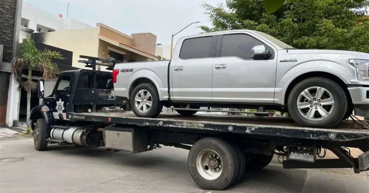 Grúa transportando camioneta plateada tras operativo en Culiacán