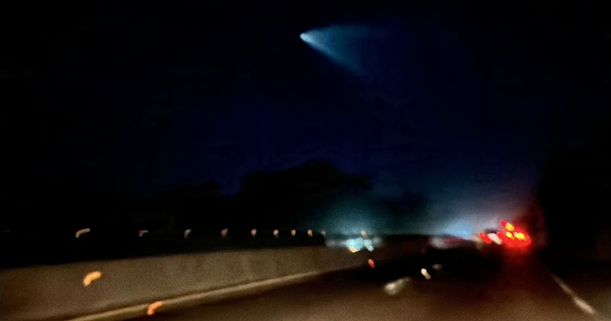 Imagen nocturna del Falcon 9 visto desde Guasave con luces de vehículos en carretera