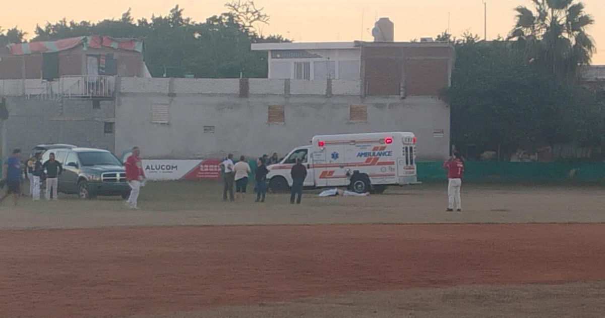 Campo de béisbol Sarabia con ambulancia y personas reunidas; emergencia médica asociada al tecladista de Banda MS.