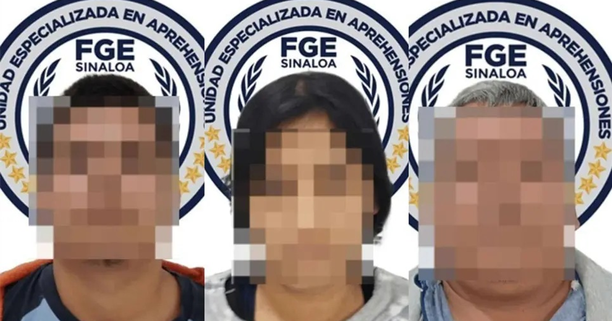 Tres detenidos con rostros pixelados frente a fondo de la Fiscalía de Sinaloa