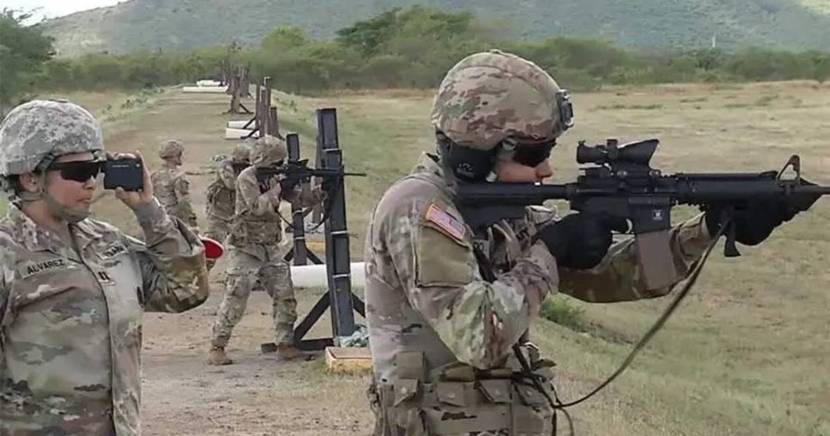 Soldados en entrenamiento militar usando rifles y dispositivos de comunicación