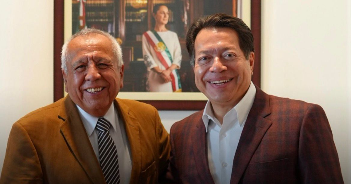 Francisco Garduño con cargo oficial junto a colega en evento institucional