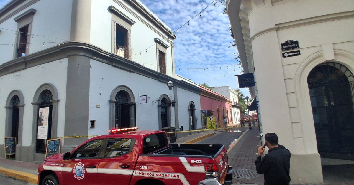 Camión de bomberos estacionado en Mazatlán ante fuga de gas
