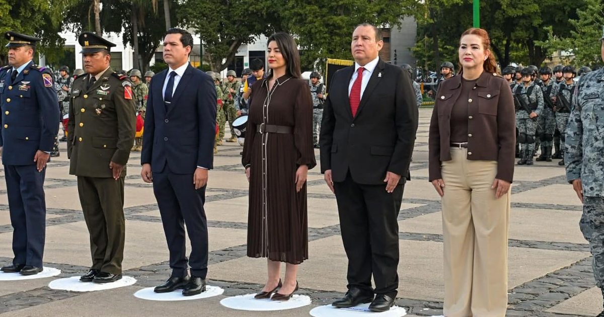 Ceremonia conmemorativa en Culiacán para Rafael Buelna con autoridades militares y civiles en filas.