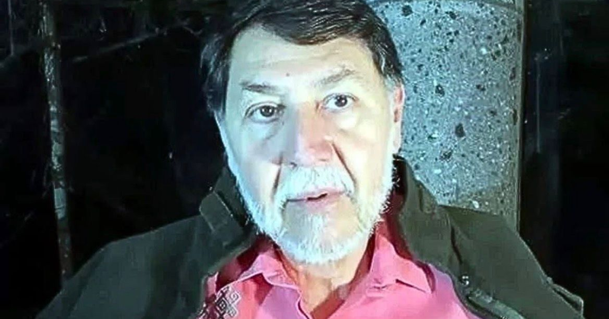 Imagen del senador Gerardo Fernández Noroña en un asiento premier de Aeroméxico