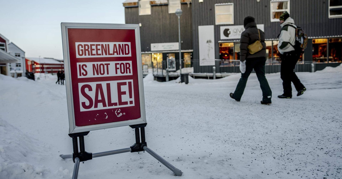 Cartel 'GREENLAND IS NOT FOR SALE!' sobre fondo nevado, reflejando tensión geopolítica.