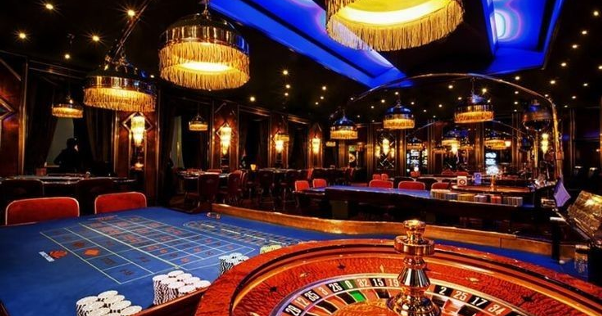 Casino elegante con mesas de juegos y decoración lujosa