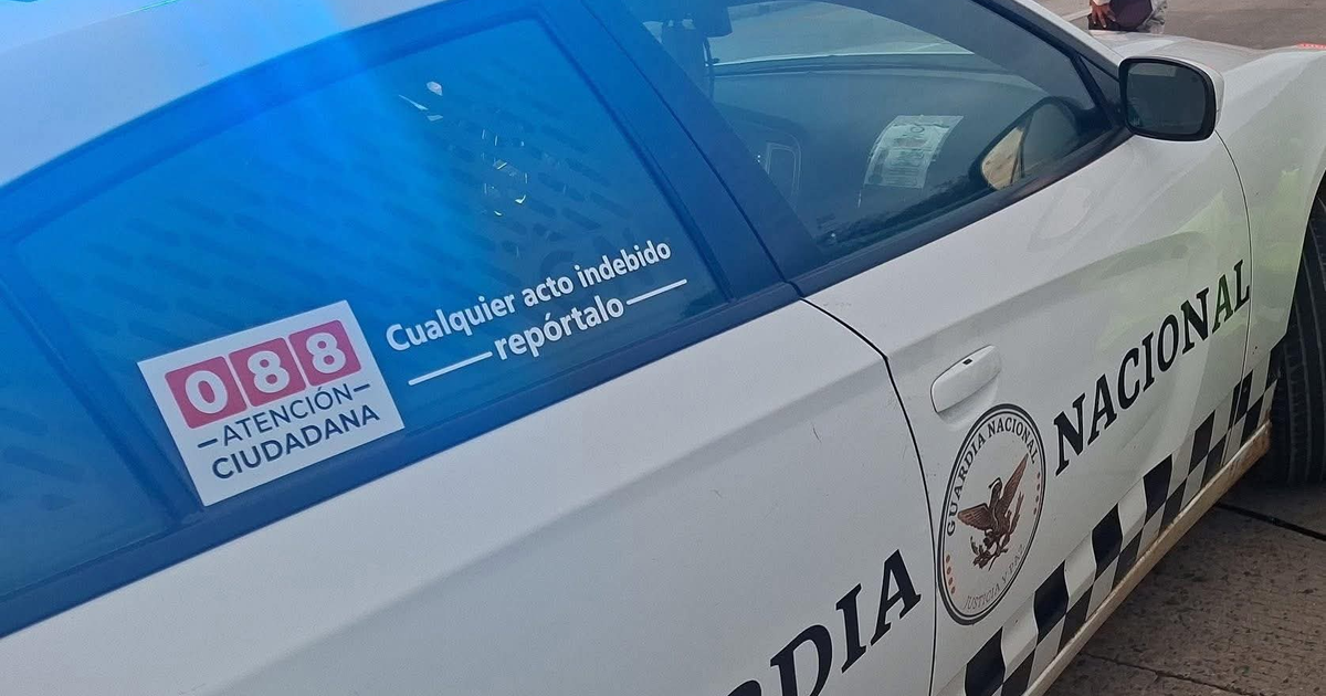 Vehículo de la Guardia Nacional en operativo de búsqueda urbana, con etiqueta de atención ciudadana.