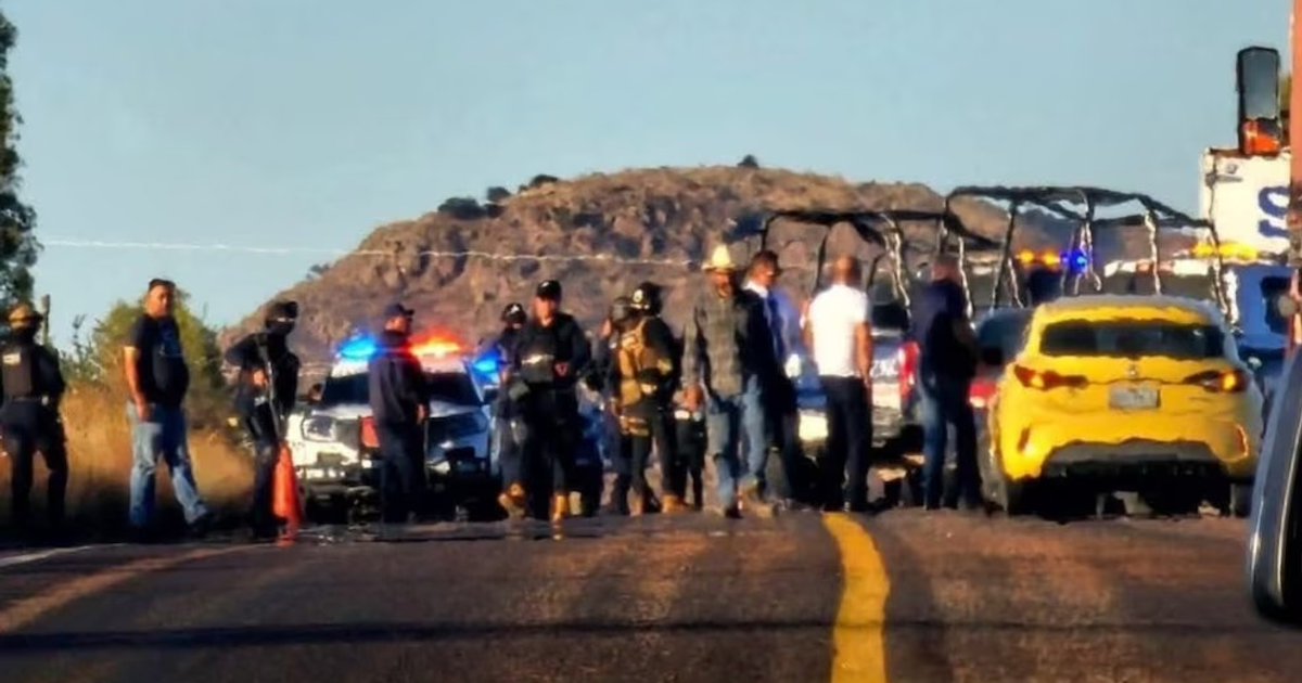 Intervención de emergencia en carretera federal 45 por enfrentamiento armado en Durango.