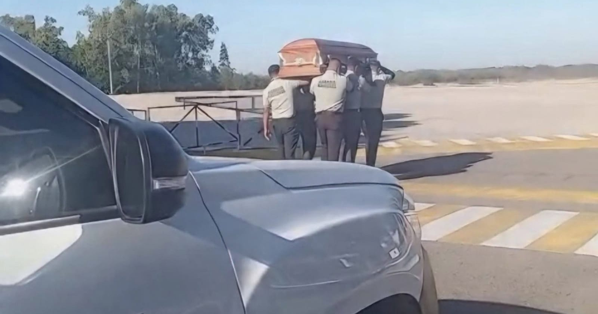 La Guardia Nacional despide al capitán Jesús Alberto, llevando su féretro en un aeropuerto.