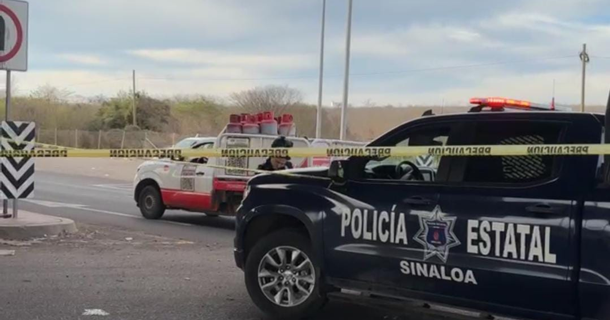 Vehículos policiales y cinta de precaución en una carretera de Culiacán, Sinaloa.