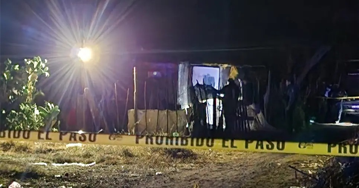 Una imagen ambiental nocturna en Navolato con luces de advertencia y cinta de 'PROHIBIDO EL PASO'.