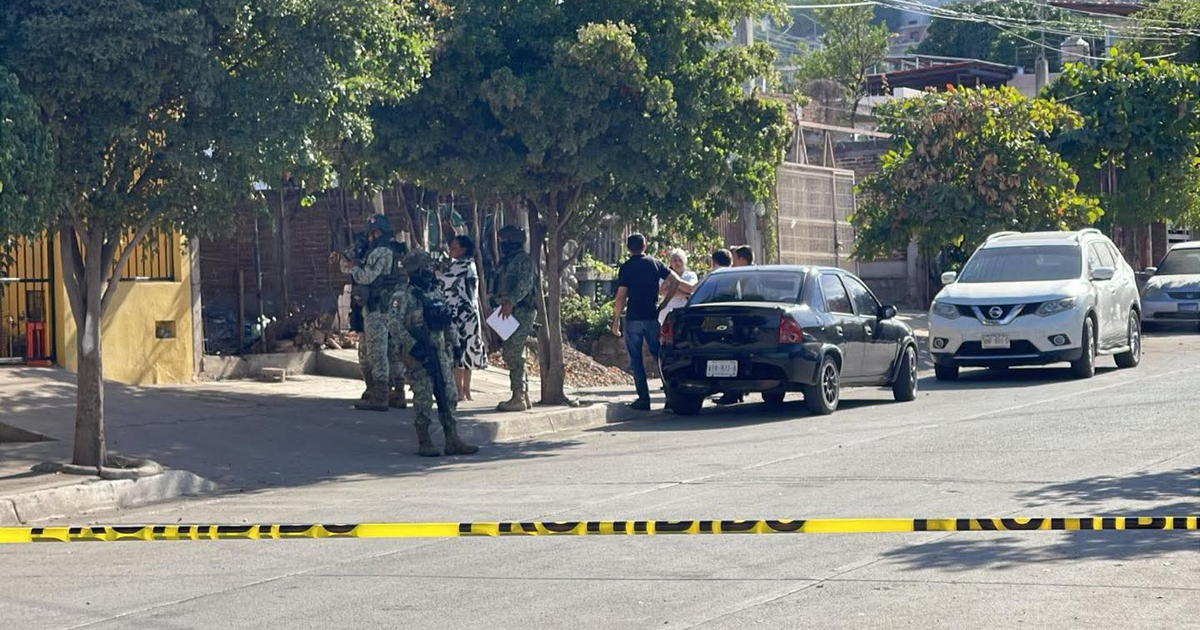 Calle con vehículos y presencia policial en Culiacán, Sinaloa, con cinta de seguridad indicando posible situación de emergencia.