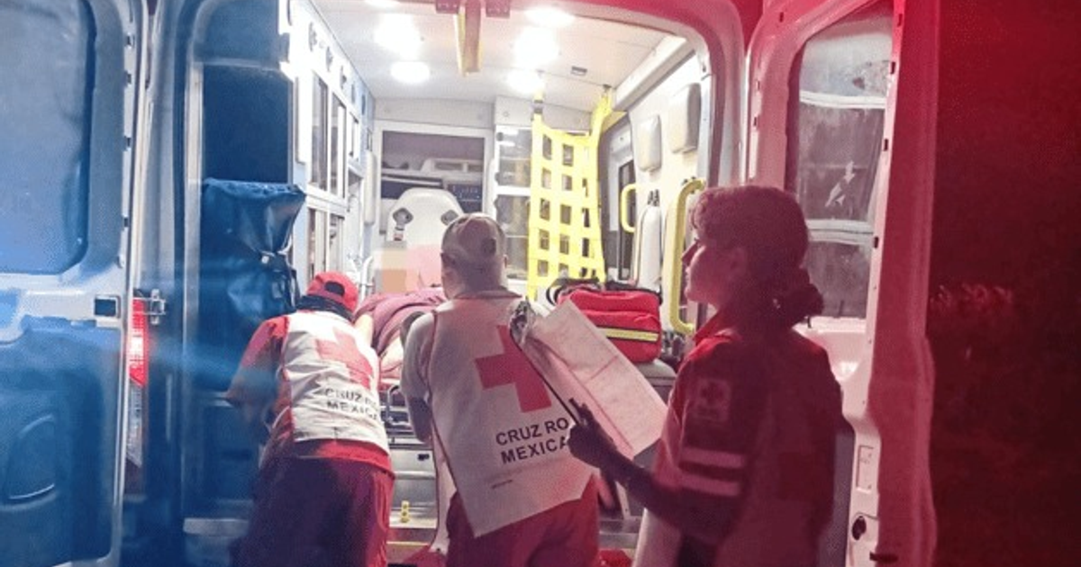 Paramédicos de la Cruz Roja Mexicana atendiendo a un paciente dentro de una ambulancia.
