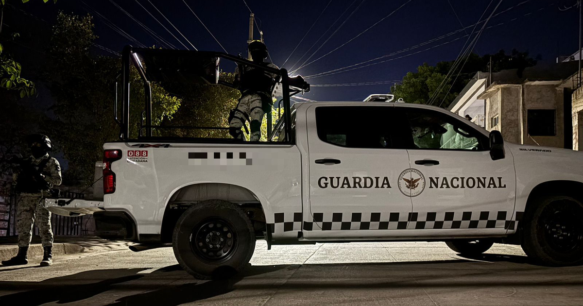 Camión de la Guardia Nacional en operación nocturna en Culiacán, oficiales en vigilancia tras ataque armado.