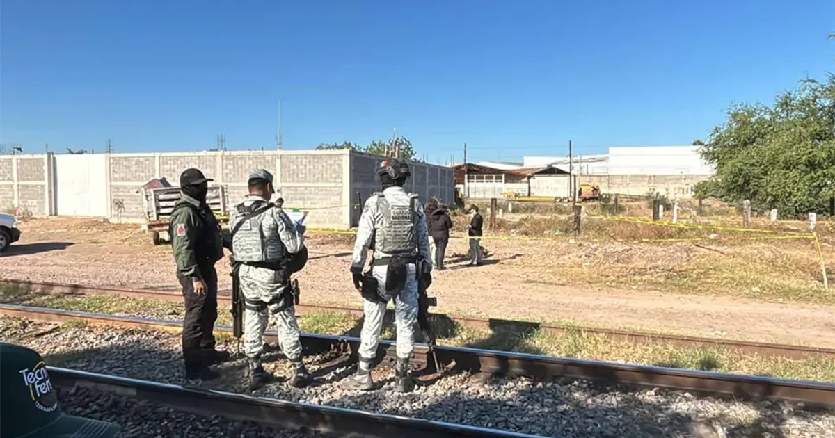 Grupo de personal de seguridad investigando cerca de las vías del tren en Culiacán