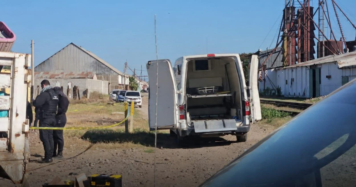 Culiacán escena del crimen furgoneta blanca abierta con autoridades y área acordonada