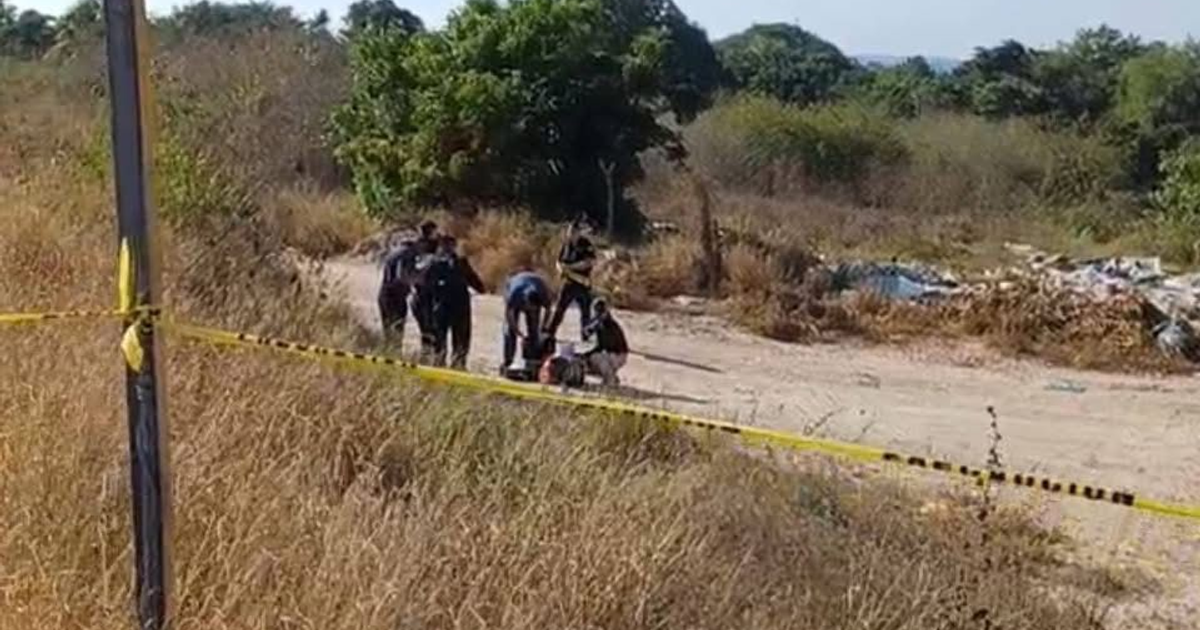 Escena del crimen en Mazatlán, donde fue localizado un cuerpo con impactos de bala en un camino de terracería.