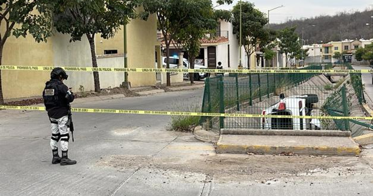 Vehículo volcado en el bulevar Albaterra de Culiacán con policía investigando.