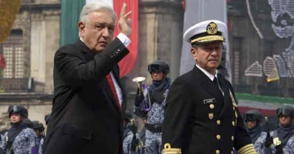 Andrés Manuel López Obrador y Rafael Ojeda en evento oficial con banderas