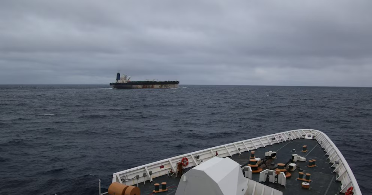 Buque de carga en el océano bajo un cielo nublado, relacionado con la incautación del Bella 1.