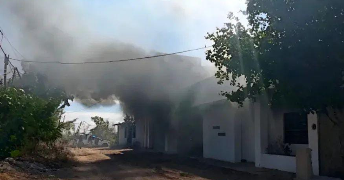 Humo denso cubre una construcción tras incendio en Culiacán.