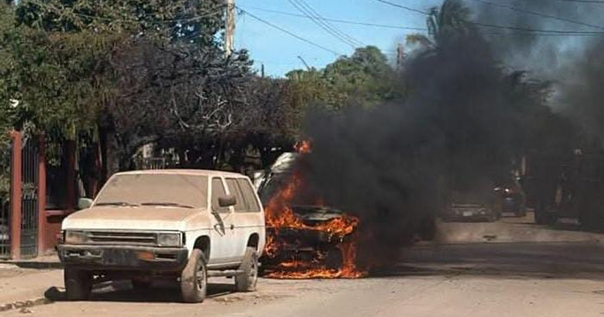 Camión de gas LP en llamas en una calle del ejido Mochis, Sinaloa