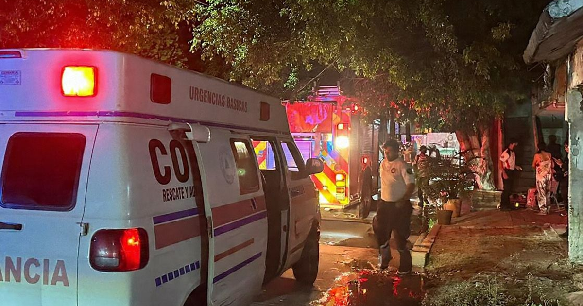 Ambulancia y camión de bomberos en operación de rescate en Mazatlán