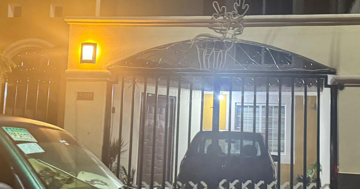 Vista nocturna de una casa con reja y luz amarilla en Mazatlán