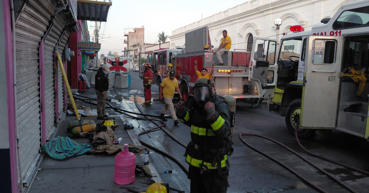 Bomberos en acción tras incendio en mueblería de Escuinapa, Sinaloa