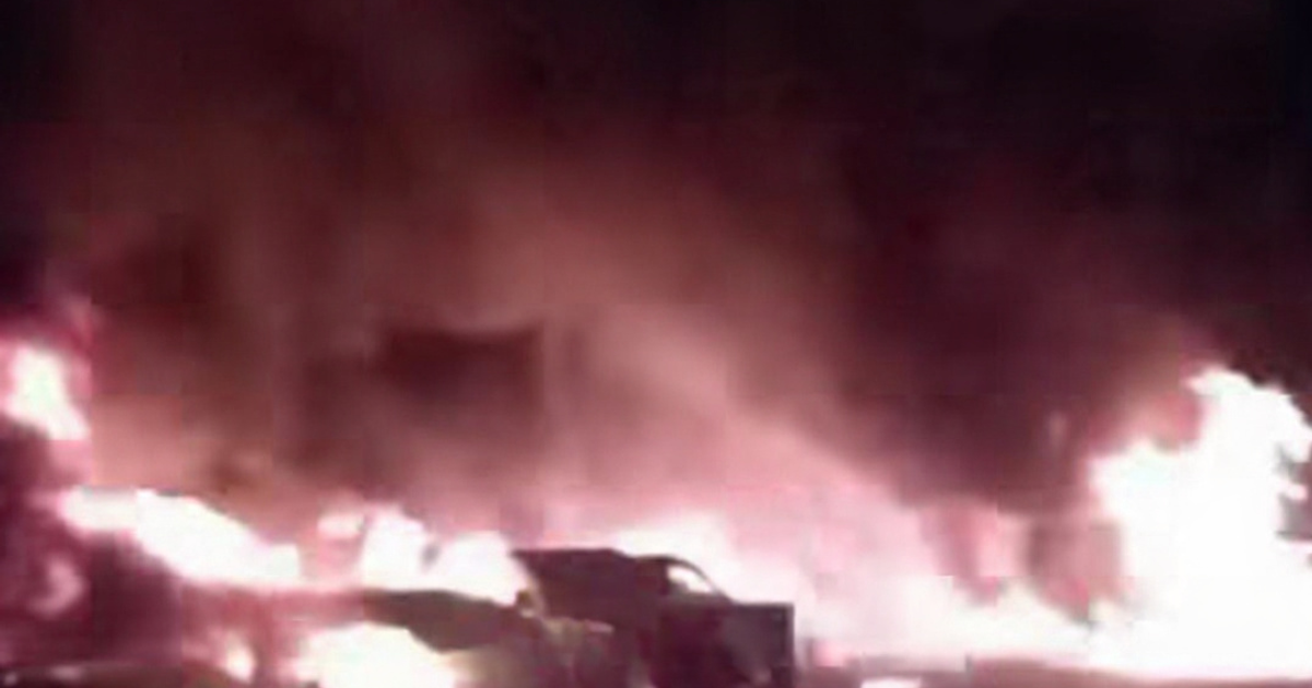 Intensas llamas y denso humo durante un incendio en pensión federal de Villa Unión.