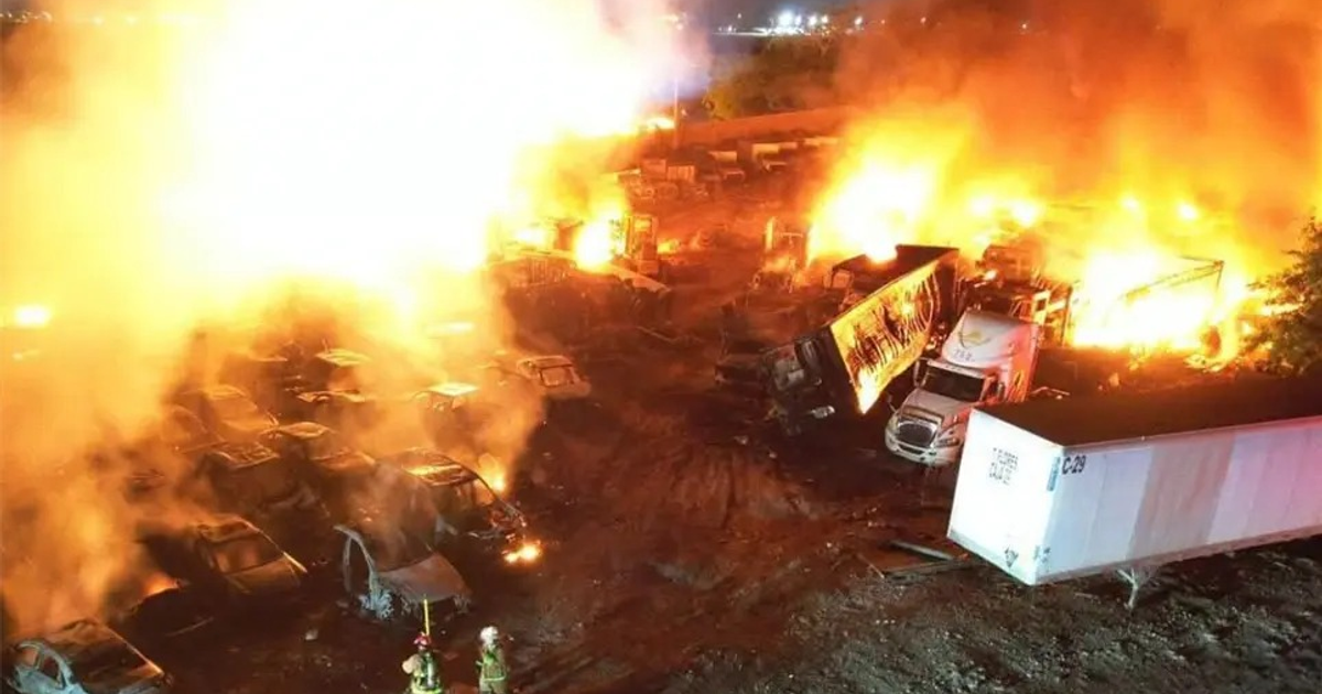 Incendio en Villa Unión, Mazatlán: vehículos en llamas y bomberos en acción