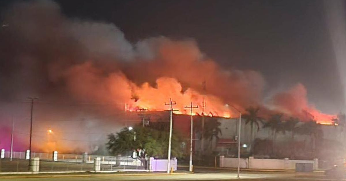 Edificio en llamas en el incendio de planta Spellman en Matamoros, Tamaulipas, de noche.
