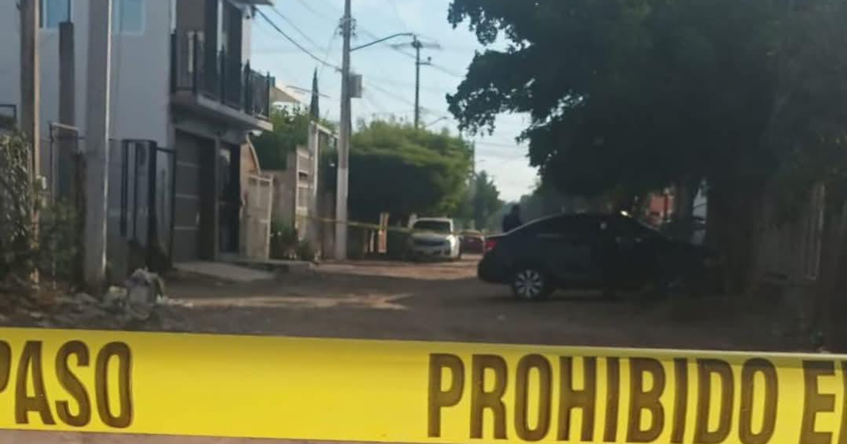 Callejón urbano cerrado en Culiacán, cinta amarilla de 'PROHIBIDO EL PASO'