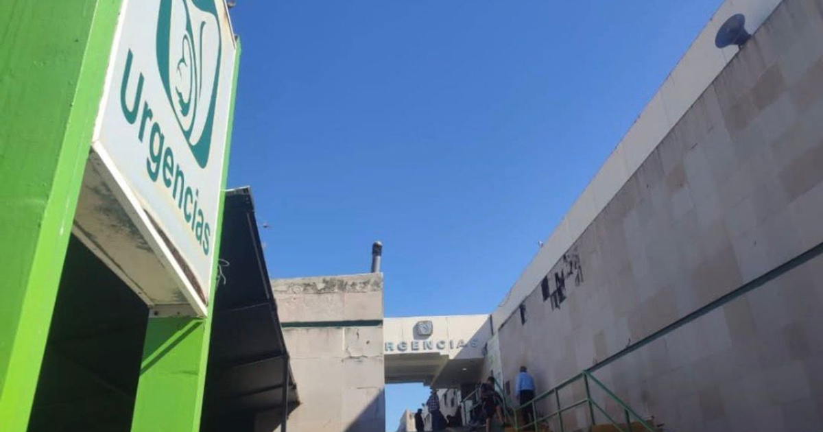 Entrada a Urgencias en IMSS Mazatlán - cartel verde y blanco, personas en el área