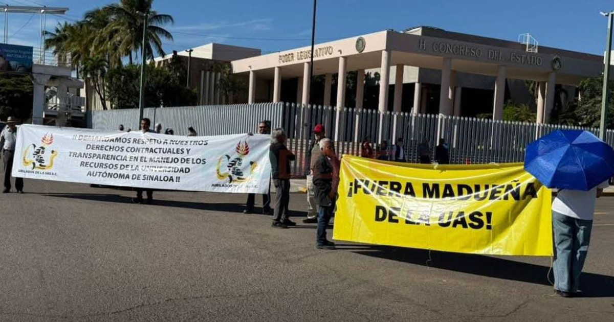 Manifestantes jubilados de la UAS frente al Congreso en Culiacán, exigiendo transparencia y derechos.