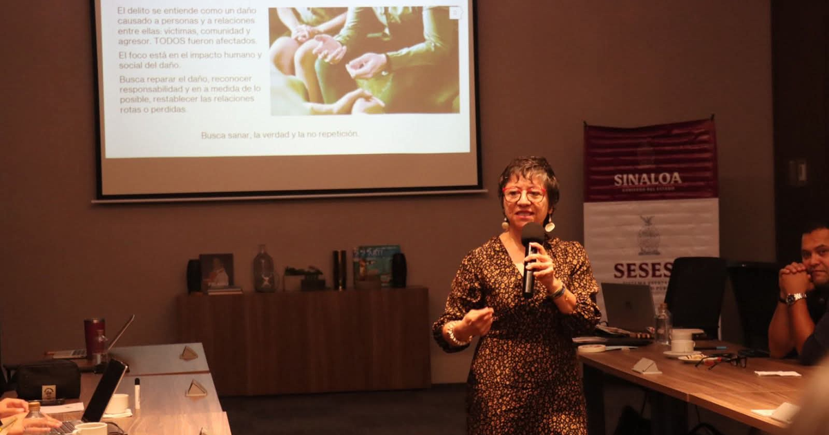 Mujer presentando tema de justicia restaurativa en taller en Culiacán.