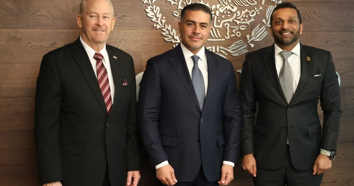 Funcionarios del FBI y México en sesión oficial, mostrando cooperación internacional