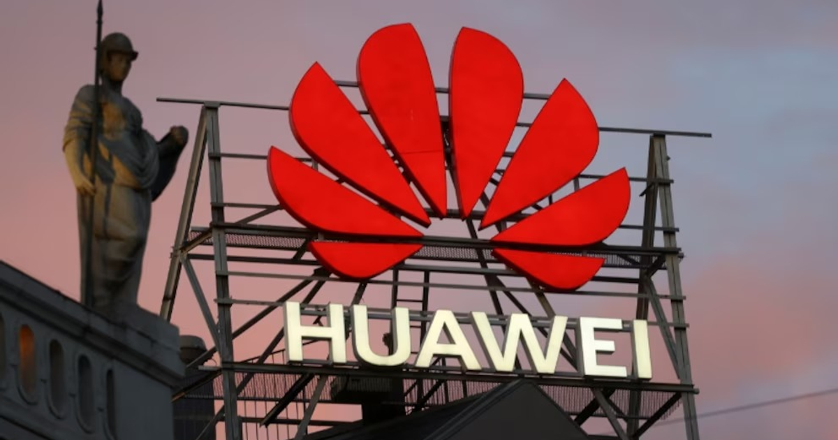 Logotipo de Huawei con estatua y cielo rosado, reflejo del debate en la UE sobre seguridad 5G.