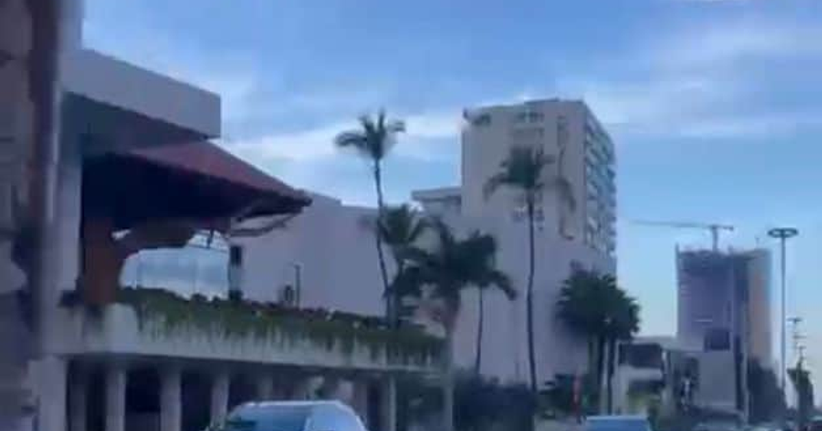 Paisaje urbano en Mazatlán con edificios, cielo nublado y tráfico vehicular